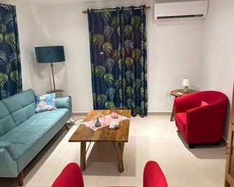 Romantic Place Savaneta Near Several Bea - Savaneta - Living room