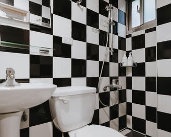 Mountain Traveler Inn - Ruifang District - Bathroom