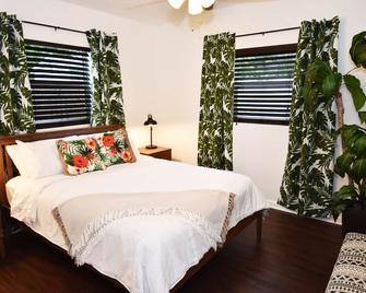 Corner-Lot 3 Bedroom House, renovated, short walk to the beach! - Cape Canaveral - Bedroom