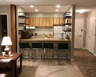 Romantic, cozy place! 9:00 am check-in, 6:00 pm check-out POSSIBLE. - Basye - Kitchen