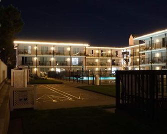 Cape May Hotel room with a Pool view. Rooms have a balcony or a private patio. - Cape May - Building