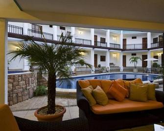 Hotel Mozonte - מנגואה - בריכה