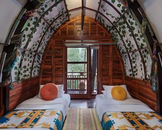 The Lodge Maribaya - Bandung - Sypialnia