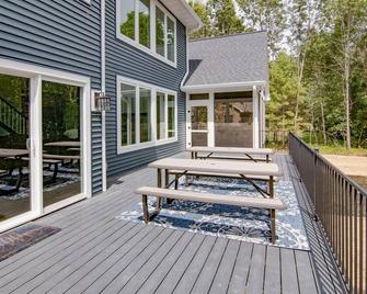 Large 8 bedroom multi-family retreat on Castle Rock Lake near WI Dells - Mauston - Patio