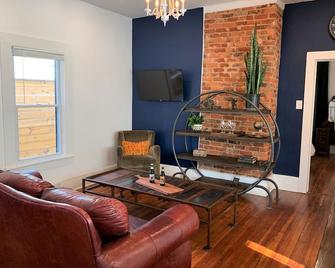 Vintage Modern Synthesis in the Heart of Winston-Salem - Winston-Salem - Living room