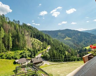 Apartment 'Lü Da Plazores Falc' with Mountain View, Shared Garden and Wi-Fi - Mareo - Balcony