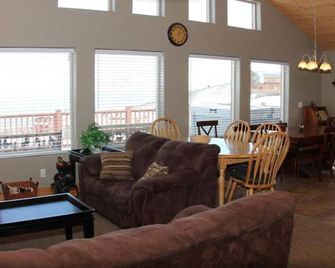 Sundance | Pet Friendly 6br | Hot Tub, Lake Views & Steps to Marina | Atv/Snowmobile Access - Garden City - Sala de estar