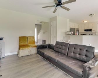 Spacious Home 3 Mi to Hampton Coliseum! - Hampton - Living room