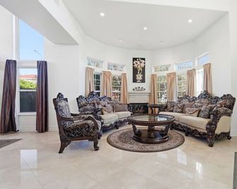 Luxury Mediterranean Villa w/ Pool - Sleeps 10 - Morgan Hill - Salónek