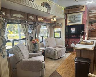 39 foot fifth wheel with on-site free dockage and launching. October Specials! - Moore Haven - Living room