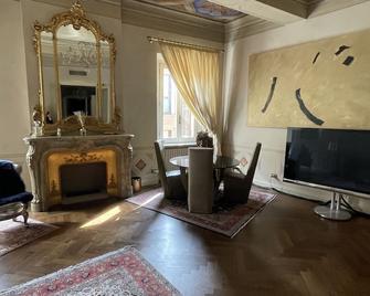 Domus Tua - Modena - Essbereich