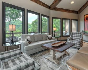 Swimming Pool, Steamy Hot Tub, Home Theater, Sunroom, Game Room & Community Extras - Red Fox Manor - Dawsonville - Huiskamer