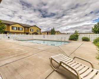 Elegant Cedar Ridge Escape with clubhouse amenities - pool, hot tub, gym, grill. - Cedar City - Pool