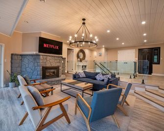 Lake Muskoka retreat! Sauna and Hot Tub! - Port Carling - Living room