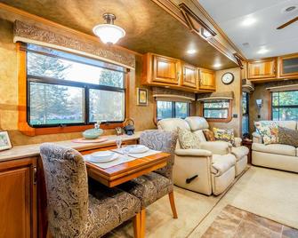 Luxury 41 food fifth wheel Redwood travel trailer - Langley - Living room