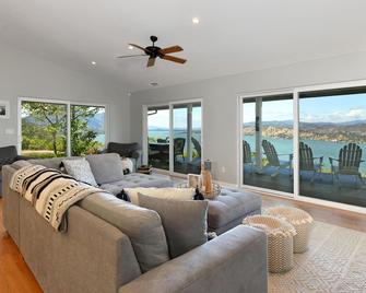Jago Bay Vines and Views - Lower Lake - Living room