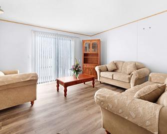 SureStay Hotel by Best Western Rossland Red Mountain - Rossland - Living room