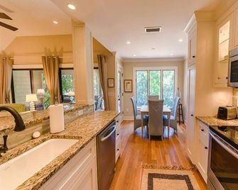 Bright and sunny 1 BR / 1 BA villa. A short, 4 minute walk to the beach. - Kiawah Island - Cocina