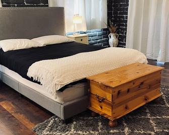 Cozy cottage studio in adorable Lake Montezuma with WiFi, AC, indoor fireplace - Lake Montezuma - Habitación