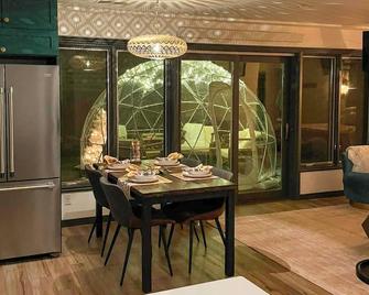Luxury Spa Retreat Private Courtyard and More! - Hastings - Comedor