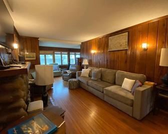 Dog & Family friendly home - Oceanside Brant Beach; 3 bdrm/2 full baths/sleeps 8 - Long Beach - Sala de estar