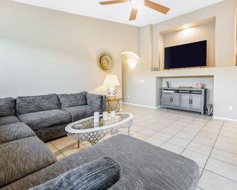 Family Home W/ Private Pool, Gas Grill, Enclosed Yard, Fast Wifi & Central Ac - Surprise - Salon