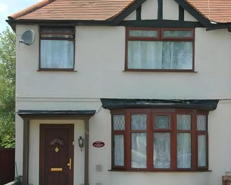Revive Lodge - Feltham - Building