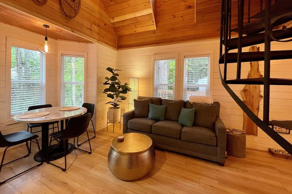 Mt Rainier One Bedroom + Loft Cabin with Hot Tub - אשפורד - סלון