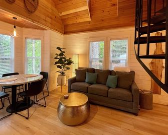 Mt Rainier One Bedroom + Loft Cabin with Hot Tub - אשפורד - סלון