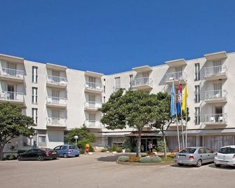 Hotel Adriatic - Omisalj - Bâtiment