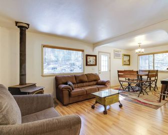 Stay Near Big Trees, Bring Your Pets: Arnold Cabin - Arnold - Sala de estar