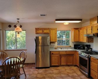 Explore the Central Coast from Portola Inn Guest House - Atascadero - Kitchen