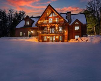 Sleeps 20 | Hot Tub | Game Room | Fire Pit |4500sf - Newry - Bâtiment