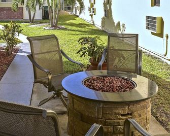 Shell Motel - Hollywood - Patio