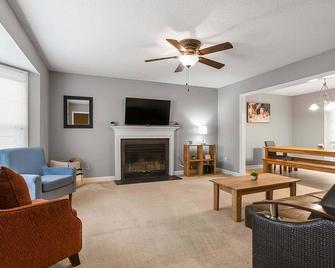 Near Parks Trails & Downtown Raleigh Retreat - Raleigh - Living room