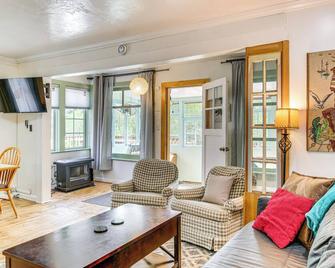 Salmon Return and Wildlife Roam Ketchikan Getaway! - Ketchikan - Wohnzimmer