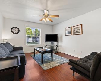 Peaceful & Comfy Single Level Town Home (90) - Meridian - Living room