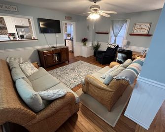 Jamestown Coastal Cottage in town near beaches, easy access to Newport, pets OK - Jamestown - Sala de estar