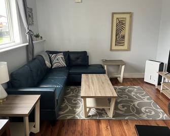 Bright and Cozy 2BR Central Condo W/D Parking - Cranbrook - Living room