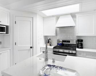 11/16 To 1/5 Special 90/Nt Gorgeous Cottage! 1 Block To The Beach! - Laguna Beach - Kitchen