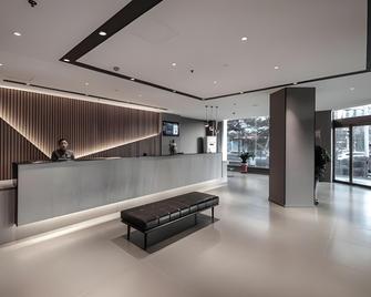 Home Inn Neo Datong Yingbin Street Ancient City South Gate Third Hospital - Datong - Front desk