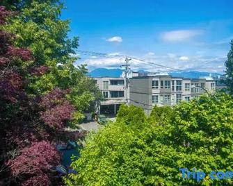 Charming 3br Home Near Ubc With Parking & Backyard - Vancouver