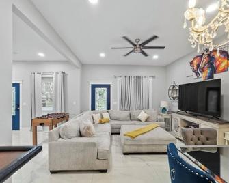 Heart of Kentucky Home! Ideal Location - Louisville - Sala de estar