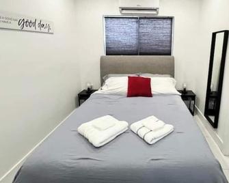 Gorgeous Private Room, near the Airport - Free parking - 02 - Miami - Bedroom