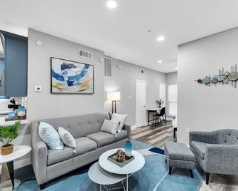 Best of Oaklawn Mins to Uptown and Medical Center - Dallas - Living room