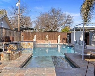 Luxury Mid-Century Oasis, Pool, Spa, & Outdoor Living in Prime Turlock - Turlock - Басейн