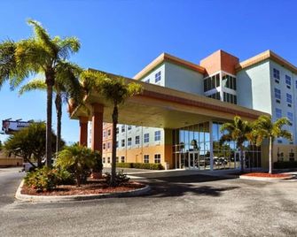 Allure Suites - Fort Myers - Building
