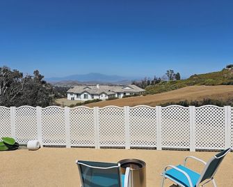 Cozy RV with AC and WiFi in charming Menifee privateclose to temecula winery. - Menifee - Balcón