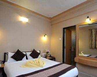 Hotel Vyankatesh & Pure Veg Restaurant - Mahabaleshwar - Schlafzimmer