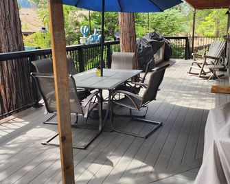 Relax and unwind at beautiful Bass Lake - Bass Lake - Balcony